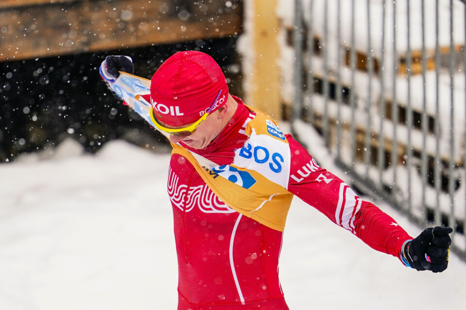 Alexander Bolsjunov river sönder sin gula ledarväst sedan han tappat Ski Tour-segern efter en rysk vallamiss på den avslutande etappen.