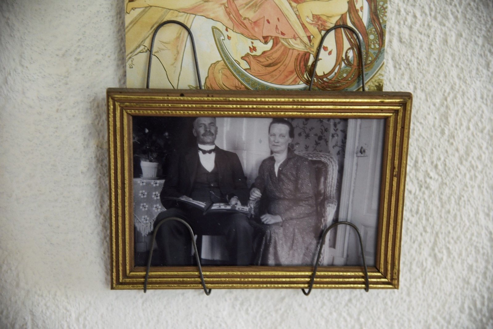 Katarina och Kalle byggde huset 1911. ”Grannarna kom med fotografier på dem som hade bott här innan och berättade vilka de var. Det betydde mycket”, säger Erika Åberg.
Foto: Lisa Wallström