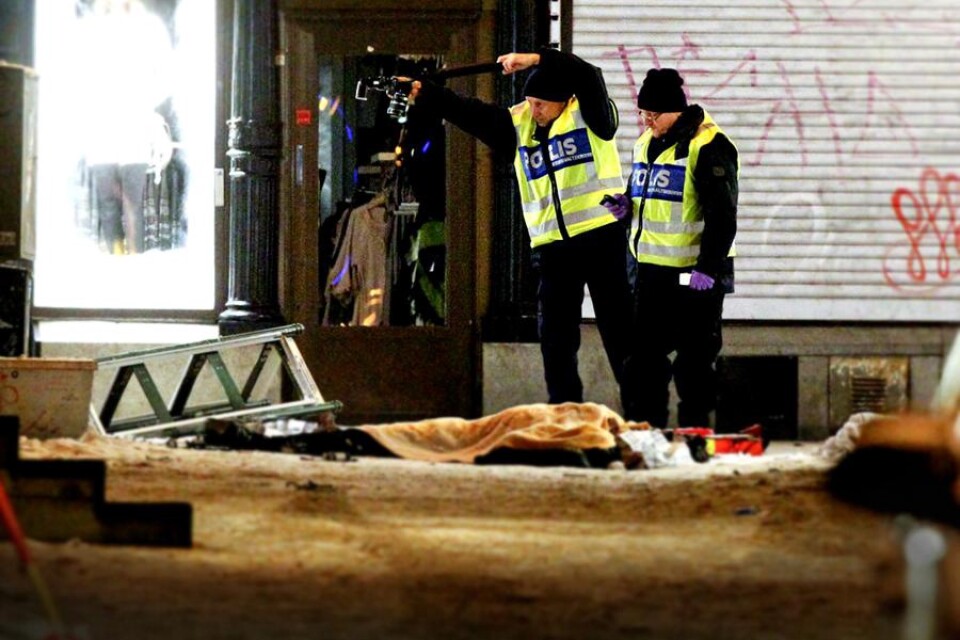Stockholmspolisen undersöker platsen där explosionen ägde rum. Den avlidne syns på marken.