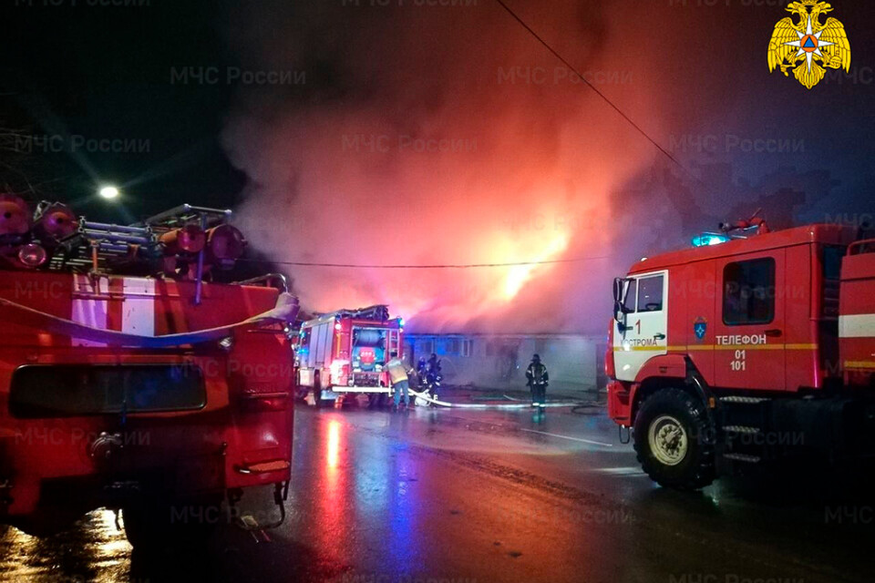 Brandmän försöker släcka branden i byggnaden i Kostroma, norr om Moskva. Bilden är distribuerad av ryska katastrofdepartementet.