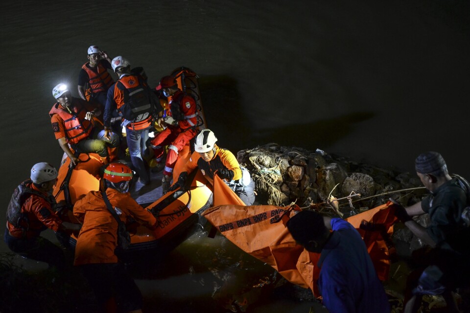 Räddningsarbetare letar efter överlevande i floden Cileueur.