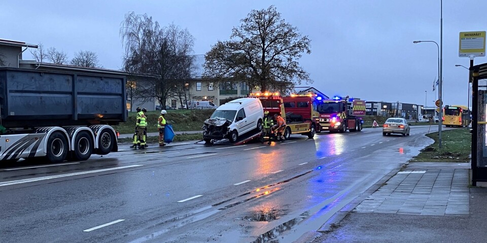 Trafikolycka vid Kalmarkorsning – bilist körde in i lastbil bakifrån