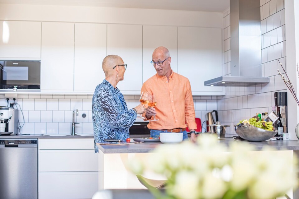 Makarna Susanne Jessen och Christer Månsson gillar att laga mat och uppskattar de öppna ytorna mellan kök och vardagsrum i nya radhuset.