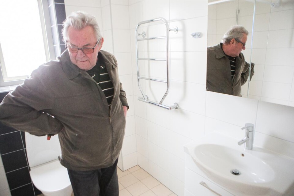 Ingvar Karlsson ser över inredningen i nya badrummet.