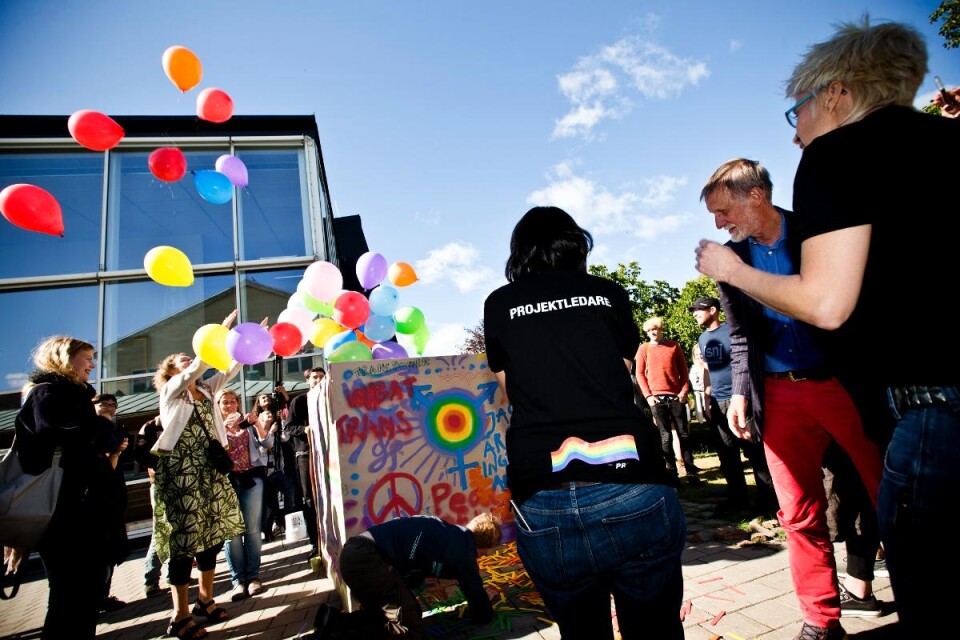 4 800 målade tungspatlar staplades och ramlade som dominobrickor fram till ett litet bås med ballonger som släpptes lösa och markerade starten på pridefestivalen. Foto: Paul Madej
