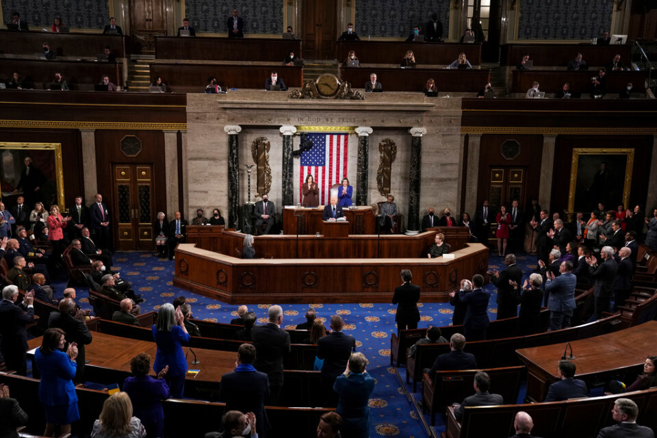 I ett sällsynt politiskt ögonblick i USA enades republikaner och demokrater i en applåd, till stöd för Ukraina. Bild från president Joe Bidens tal till nationen den 1 mars.