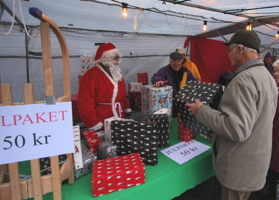 En nyhet i år på Lions julmarknad i Tranemo var försäljningen av klara julpaket för 50 kronor. Tomten Rolf Lindgren hade hjälp av Ingemar Axelsson och 54 paketen gick snabbt åt. Men så var det finnt innehåll inget värt mindre än 50 kronor, i vissa var det värt flera hundra.