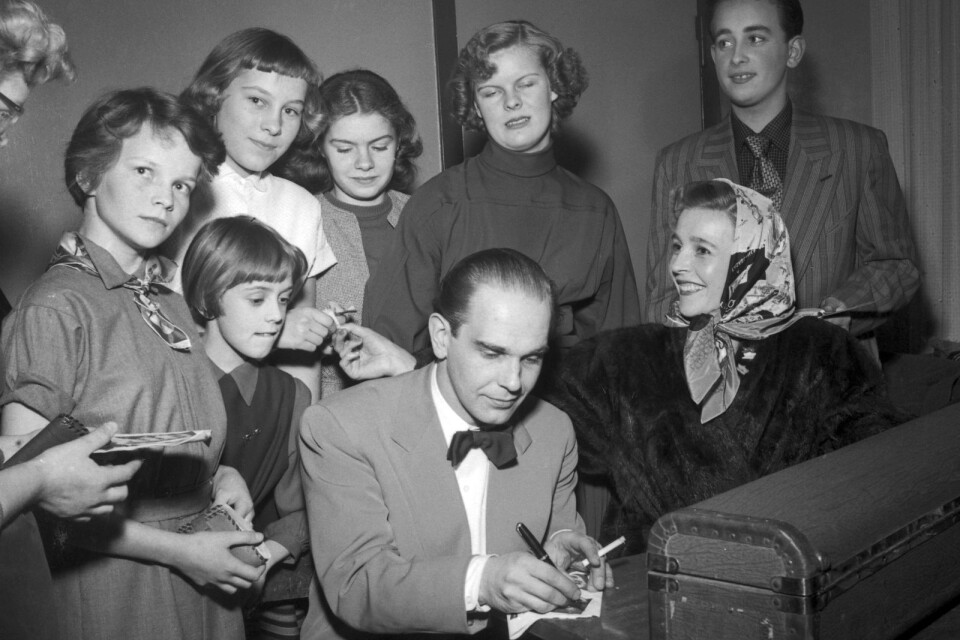 Backstage på Konserthuset den 28 februari 1953; Charlie Norman och Alice Babs skriver autografer till Kristianstadsungdomarna.