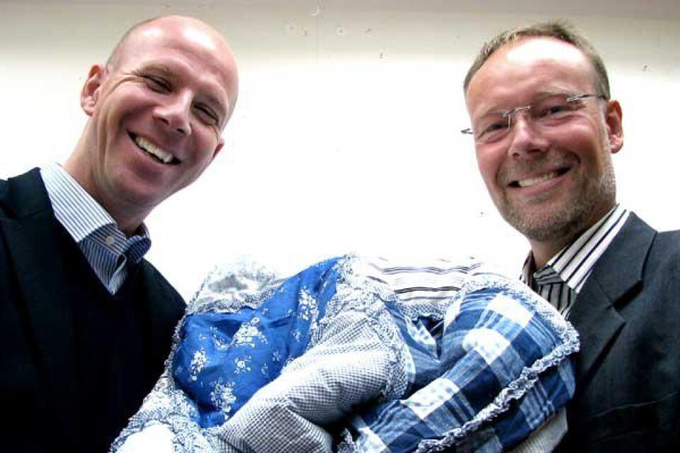 Håller den nyfödda Lineas täcke. Henrik Falk och Mikael Rosendahl leder den växande postordergruppen. FOTO INGEMAR BRINK