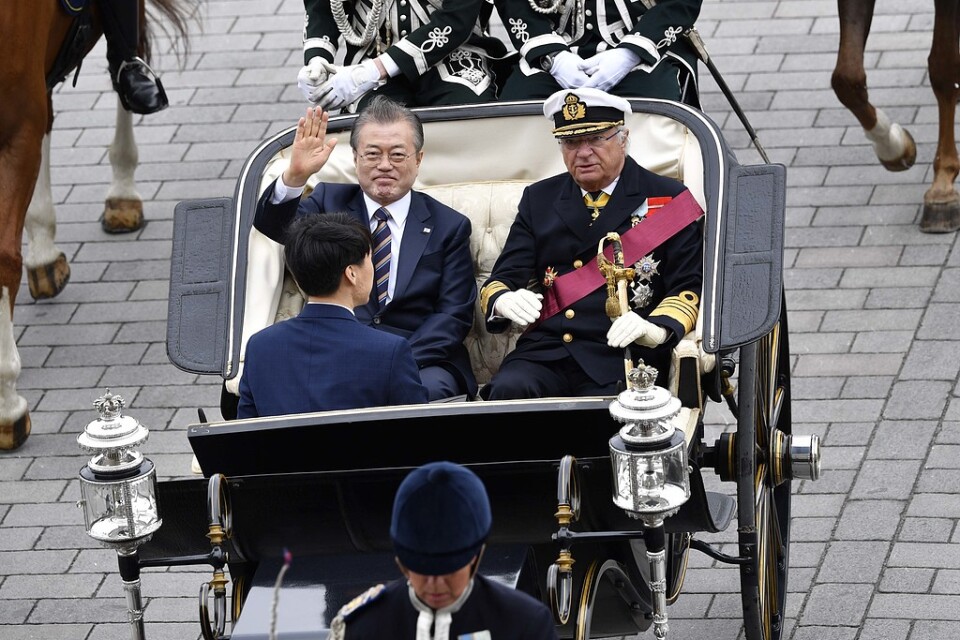 Kung Carl Gustaf och Sydkoreas president Moon Jae-In åker kortege genom Stockholm. Sydkoreas presidentpar är på ett två dagar långt statsbesök i Sverige