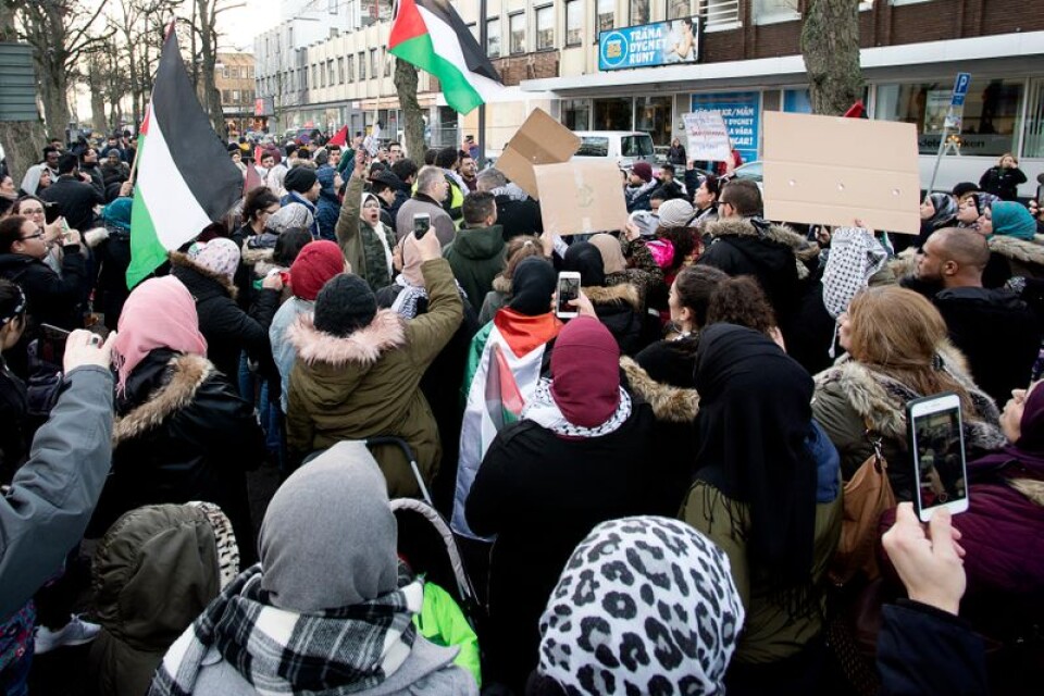 Omkring 200 personer demonstrerade i centrala Växjö på lördagseftermiddagen.