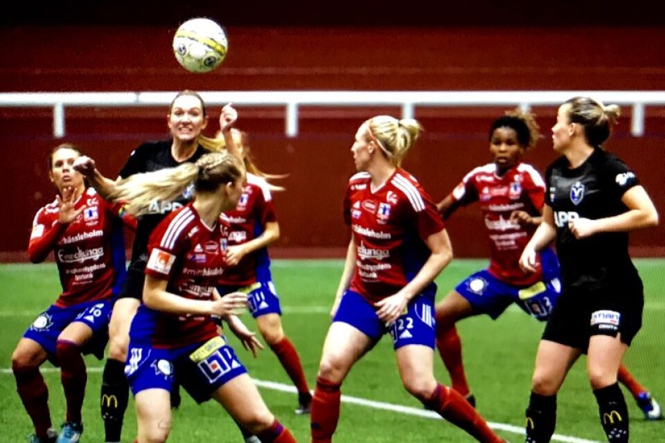Jennie Nordin nickar in 1–0-målet för Växjö DFF mot Vittsjö.