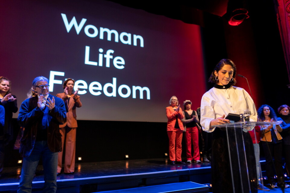 Zar Amir Ebrahimi leder en manifestation för fängslade kulturarbetare i Iran på Stora Teatern under filmfestivalen i Göteborg.