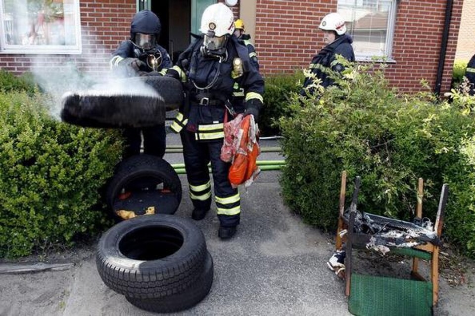 Räddningstjänsten fick bära ut bland annat rykande däck som fanns i källaren. Bild: Tomas Nyberg
