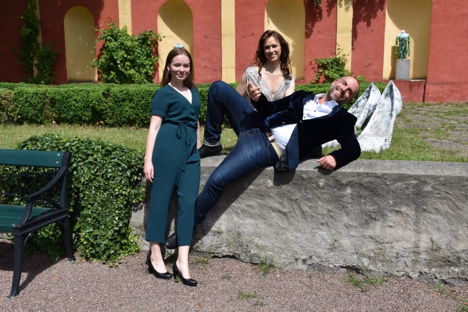 Emma Johansson, Lona Mohr Viladsen och Tor Lind tar för sig i Bäckaskogs slottspark. Snart är det dags för premiär på Skånska Operans Don Giovanni med de tre i ledande roller.