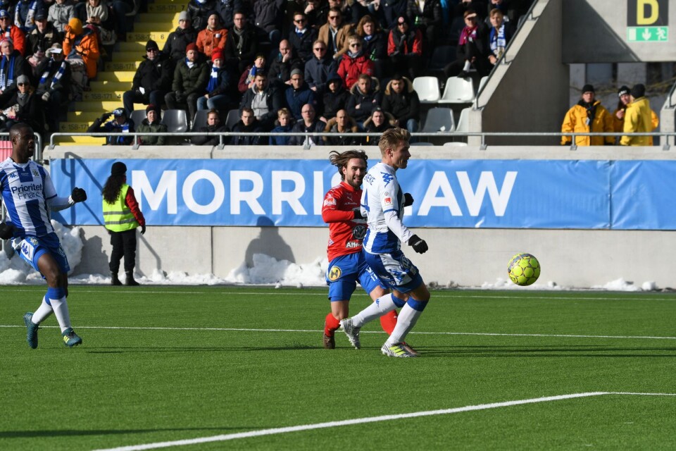 Simon Helg trycker in Östers ledningsmål borta mot IFK Göteborg.