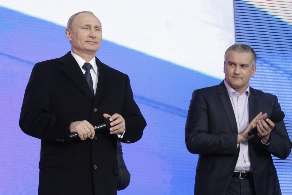 Krimhalvöns rysktillsatte guvernör Sergej Aksionov (till höger), här tillsammans med president Vladimir Putin. Arkivbild.