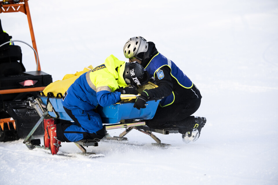 Schweizaren Romain Detraz tas skadad ner från banan sjukvårdspulka efter att ha krashat under åttondelsfinalen i skicross världscupen i Idre.