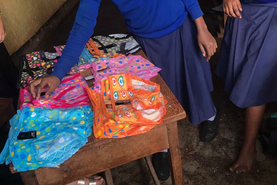 Under sista lektionen med tjejerna i gruppen Binti yetu fick eleverna två par nya underkläder var för att underlätta deras vardag.