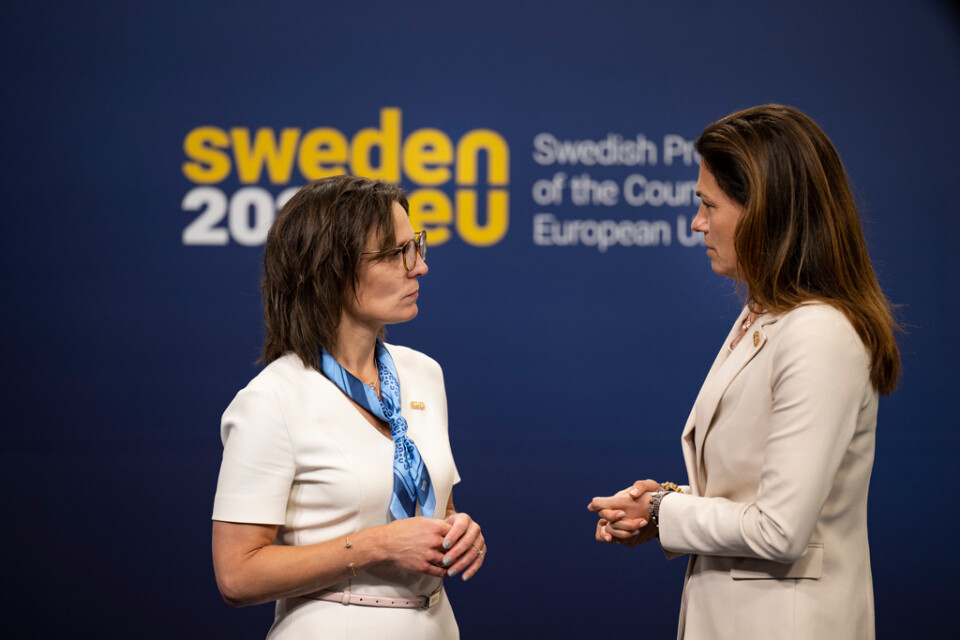 EU-minister Jessika Roswall (M) och Ungerns justitieminister Judit Varga vid ett möte utanför Stockholm i juni. Arkivbild.