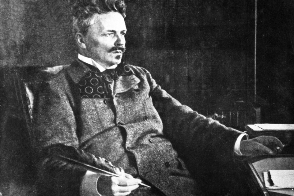 August Strindberg (1849-1912) i sitt arbetsrum i Stockholm år 1902. I handen håller han "örnpennan", en gåva av Harriet Bosse. Arkivbild.