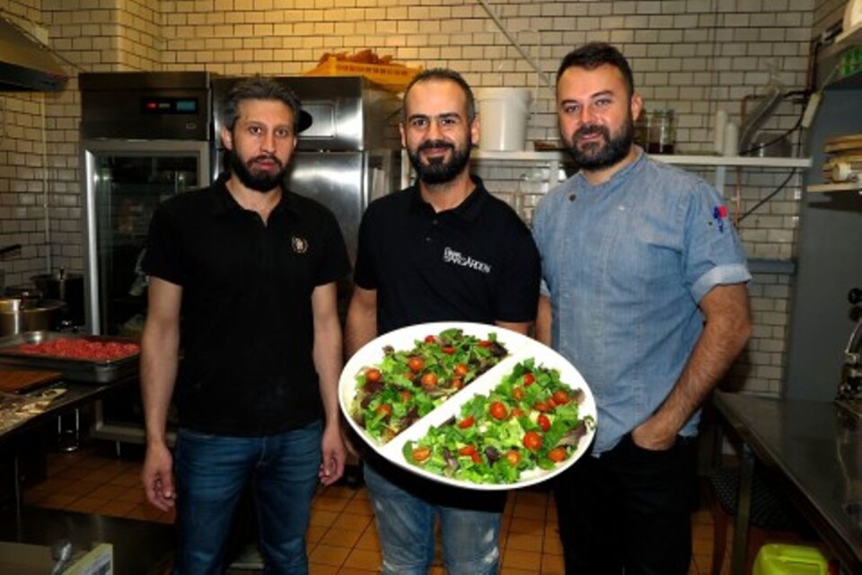 Hammoudi Aothman och Abboud Sadoun tillsammans med kökschefen Marcelino Aouad.