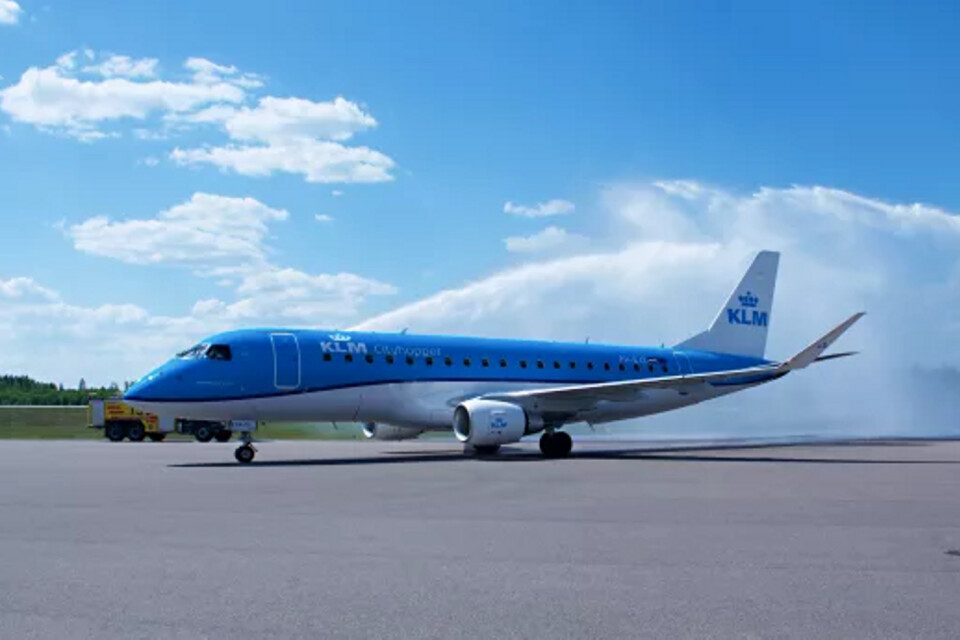 KLM-flyget med plats för 88 passagerare möttes av vattensalut när det för första gången landade i Växjö för den nya flyglinjen.