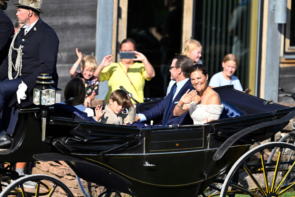 Kronprinsessan Victoria med familj i kortege genom Borgholm.