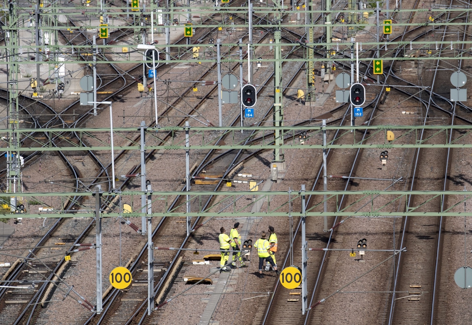 Personal tittar upp mot kontaktledningarna vid nerfarten till på Malmö C nedre under ett tågstopp orsakat av en nerriven kontaktledning på måndagen.
Foto: Johan Nilsson/TT