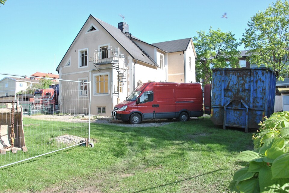 Demonteringen av huset på Åkaregatan 9 är inledd. Själva rivningen ska enligt företaget inledas snart.Foto: Hans Bryngelson