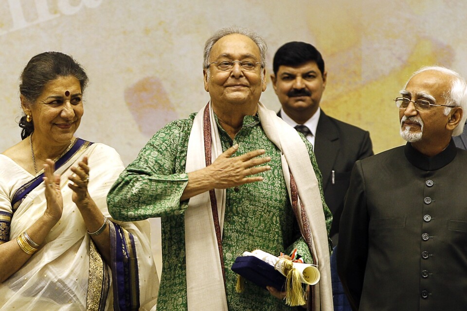 Den indiske skådespelaren Soumitra Chatterjee (mitten) gjorde över 300 filmer under sex decennier. Här tar han emot pris på filmfestivalen i New Delhi 2012.