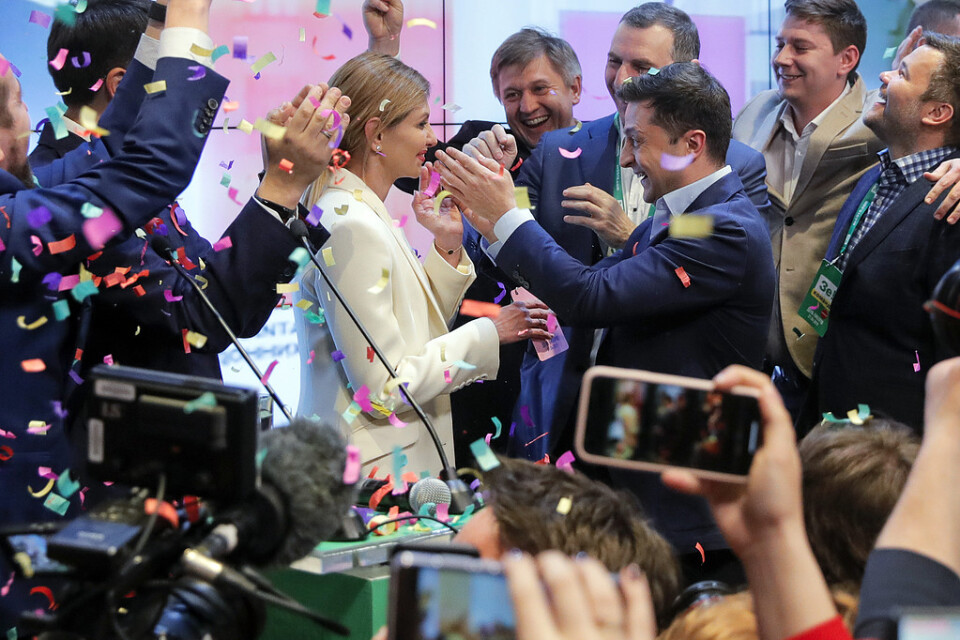 Den ukrainske skådespelaren och komikern Volodymyr Zelenskyj firar med sin fru Olena när resultatet i valundersökningen presenteras.