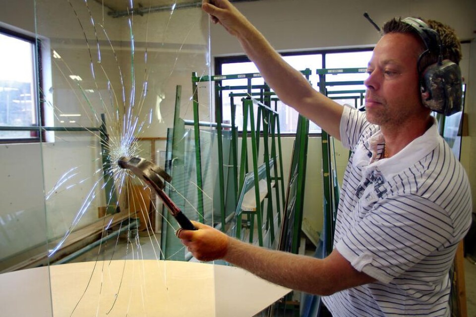 Lamellglas är säkrare som skyltfönster. Jimmy Olsson från Specialsnickeriet i Tingsryd demonstrerar hållbarheten.