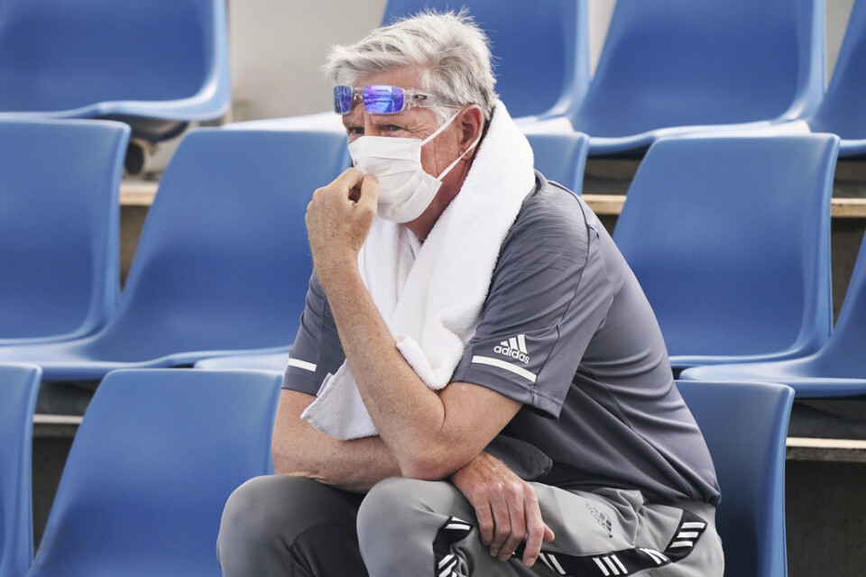 En åskådare med ansiktsmask under gårdagens tennisspel i Melbourne.