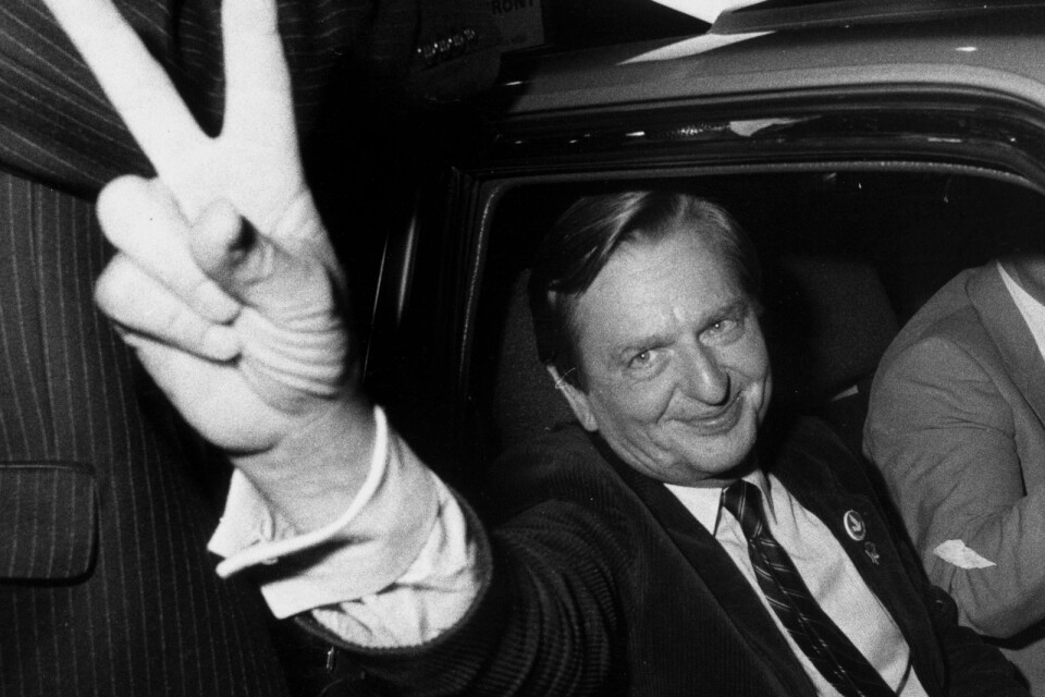 Olof Palme, ny statsminister, gör segertecknet efter valsegern 1982.