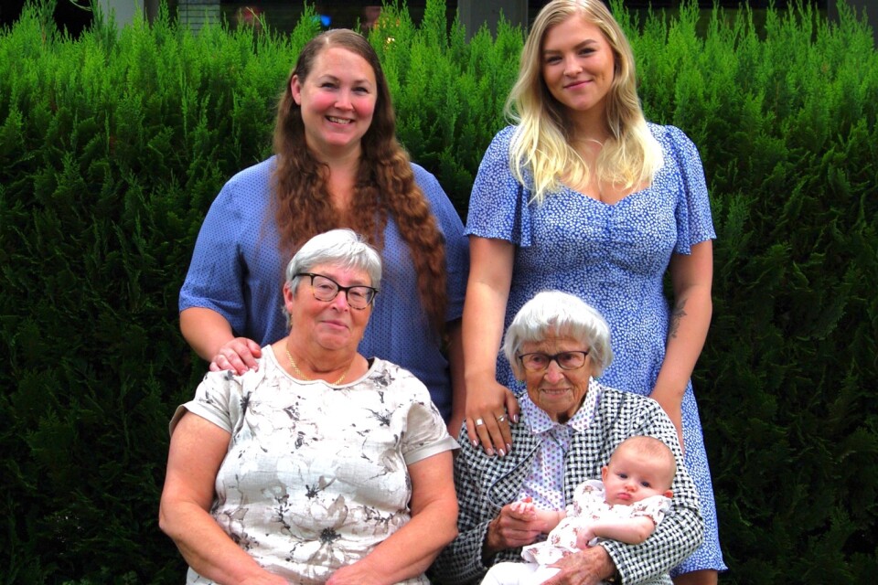 De utflyttade smålänningarna från Jämtland hälsade på Jane Johansson i Ålem. Hon är den äldsta i de nu fem generationerna av kvinnor. Längst ner till höger sitter Jane Johansson, 94 år med Svea Nilsson, 3 månader i famnen. Till vänster sitter Lillemor Nilsson, 65 år. Stående till vänster är Camilla Nilsson, 40 år och till höger Bella Nilsson, 21 år.