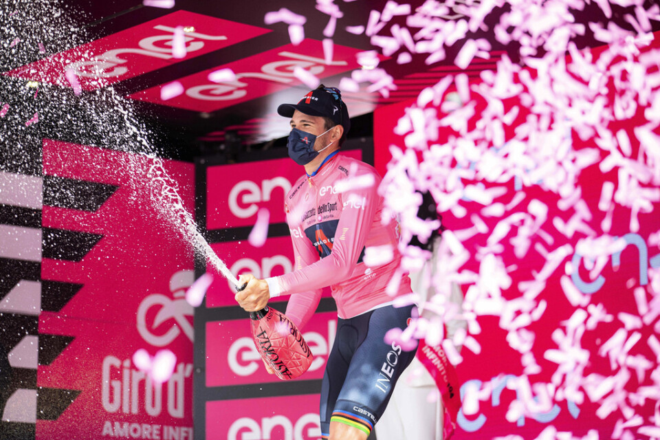 Filippo Ganna firar efter segern i den inledande etappen i Giro d'Italia.