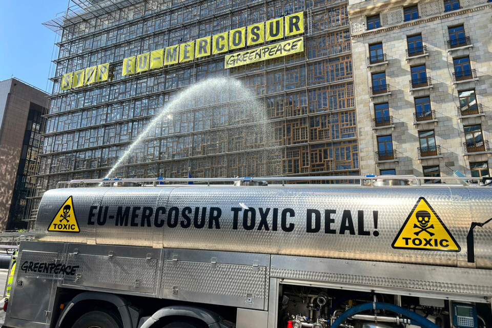 Greenpeace-aktivister protesterar vid Europabyggnaden i Bryssel under EU-ländernas handelsministermöte.