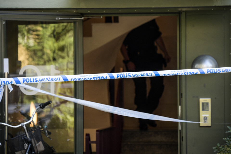 Två män, 23 och 30 år gamla, åtalas för att ha skjutit en 18-årig kvinna till döds i en lägenhet i Vällingby i augusti förra året. Arkivbild.