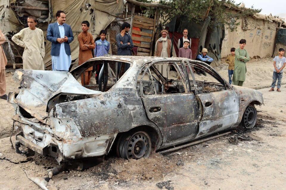 En bomb träffade en bil nära flygplatsen i Kabul, den 30 augusti, den sista dagen som USA lämnade Afghanistan.