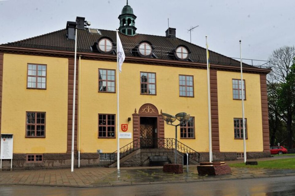Kommunhuset hamnade i Åseda som utvecklats till centralort, med direkt efter sammanslagningen till Uppvidinge kommun 1971 var förvaltningen mer uppdelad.