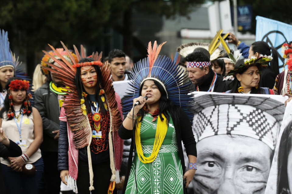 Sônia Guajajara, talesperson för Guajajarafolket bosatt i nordöstra Brasilien (mitten), talar vid en demonstration i samband med klimatmötet i Madrid.