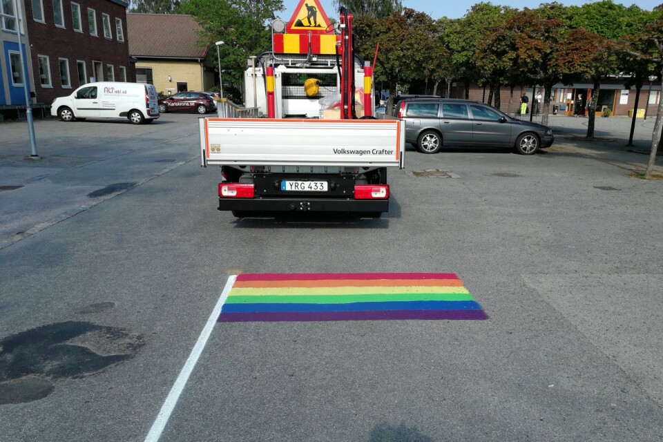 En nymålad Prideflagga i Rödeby.