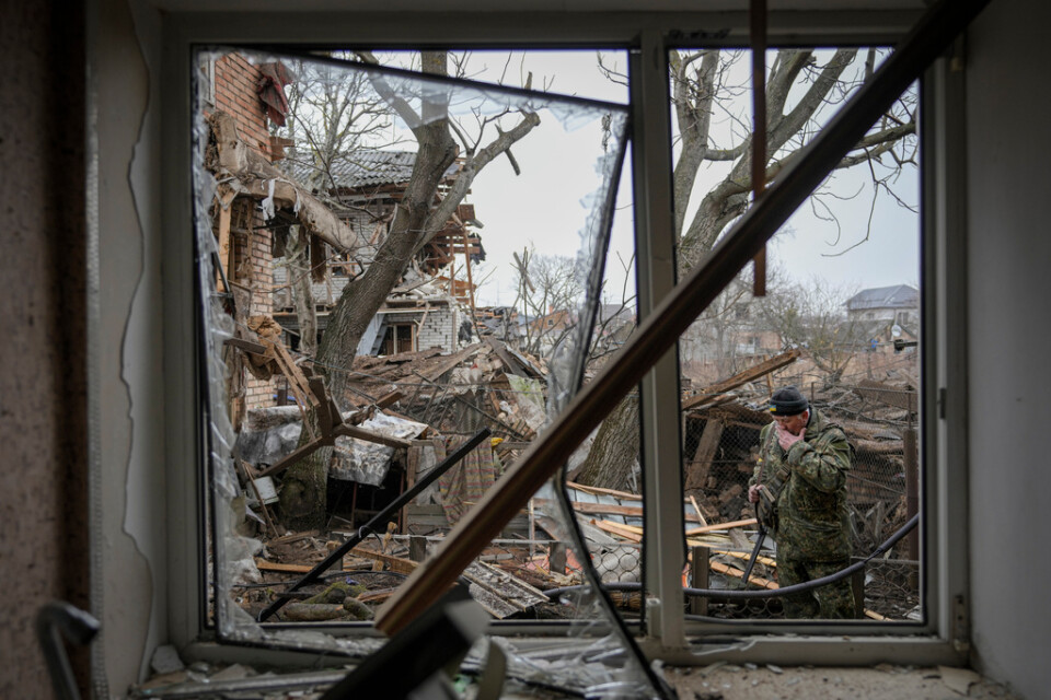 Soldaten Andrij Gontjaruk, 68, vid ett förstört hus i Kiev på onsdagen.