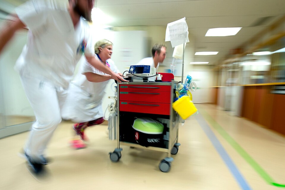 الطوارئ في مستشفى كرستيانستاد. Daniel Knutsson، Jenny Persson، Johan Österman يستعجلون مع جهاز القلب