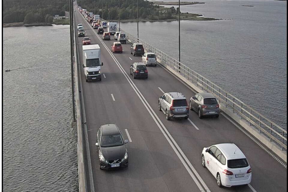 Ölandsbron, högbrodelen, västerut, mot Kalmar. Klockan 16:68.