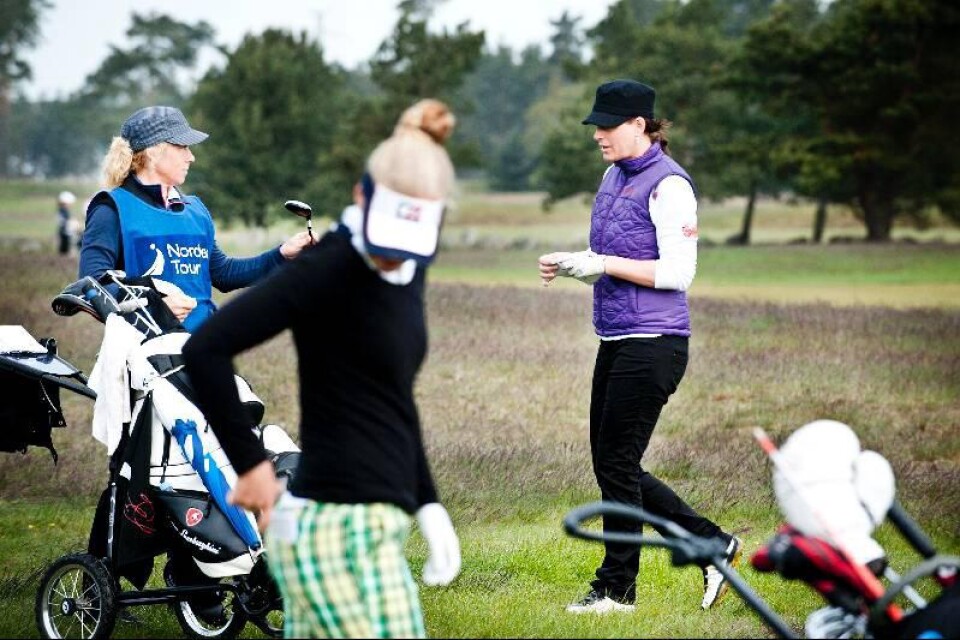 För Cecilia Ekelundh innebär caddien att hon fullt ut kan koncentrera sig på golfen. Foto: Johanna Wallin