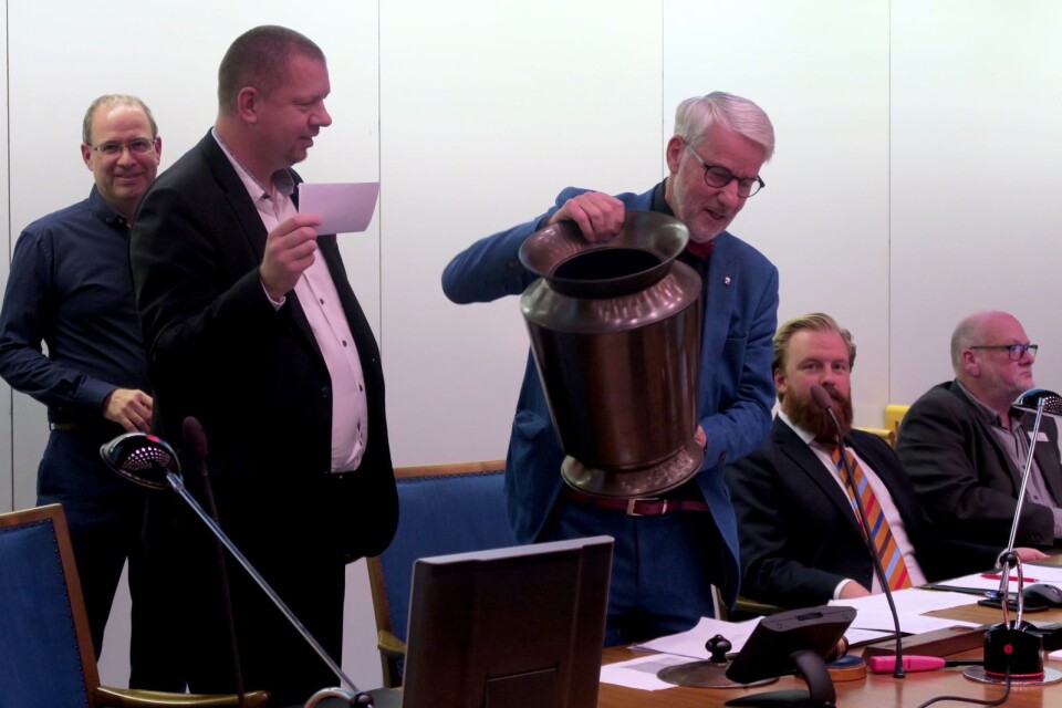 Urnan i Ronnebysalen blev välanvänd. Här är det kommunalrådet Roger Fredriksson som lägger sin röst.