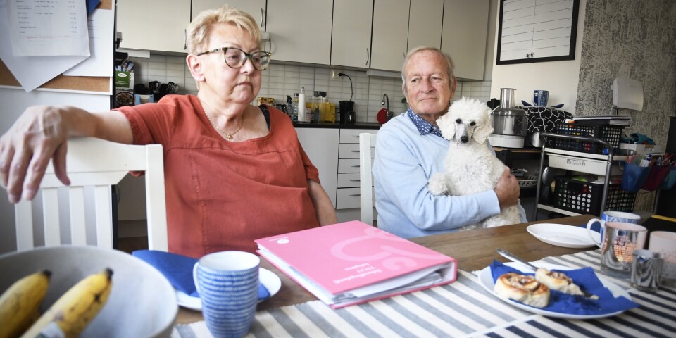Yvonne och Björn Bengtsson, med hunden Coco i famnen, väntar på att ta emot sitt första barn som ny behandlingsfamilj.