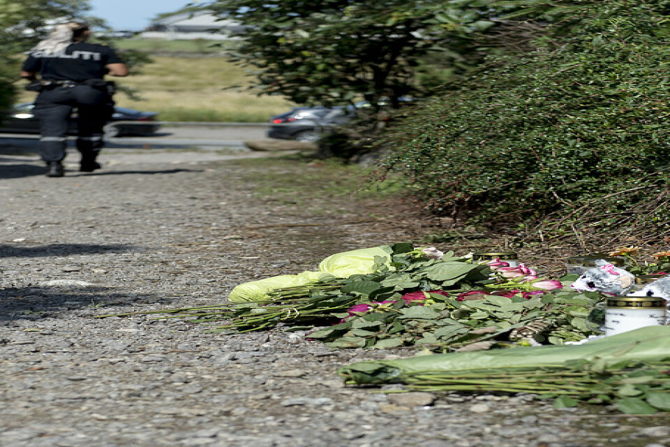Polis i byn Varhaug där en 13-årig flicka mördades förra sommaren. Arkivbild.